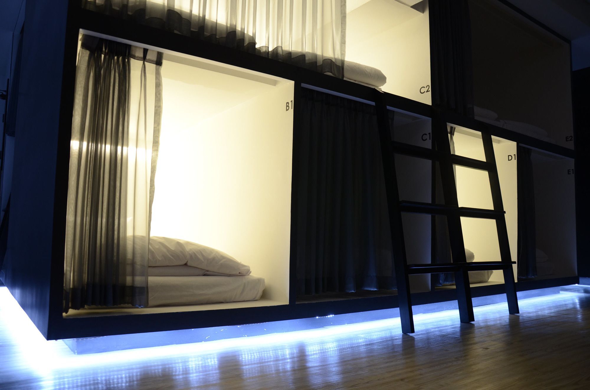3 Howw Hostel At Sukhumvit 21 Bangkok Exterior photo
